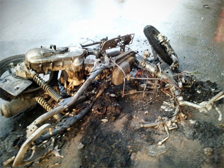 Chiếc xe Honda Air Blade trơ khung sắt trên đường Nguyễn Trãi ngày 10/12 vừa qua. Ảnh: VnExpress.
